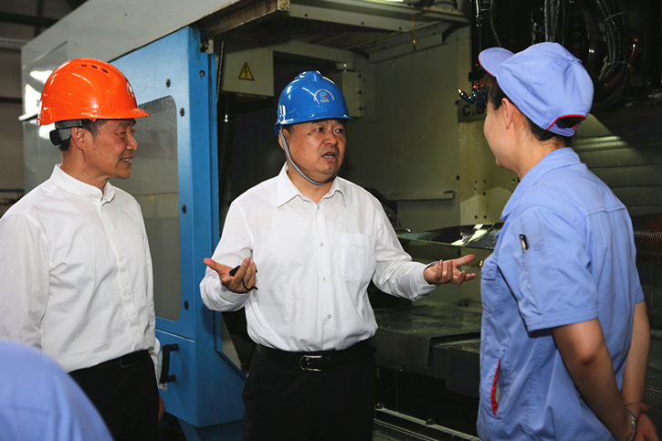 郝鹏与bevictor伟德集团一线生产职员深入交流